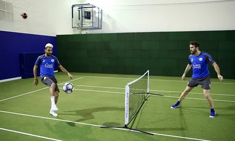 Dàn sao Leicester hăng say tập luyện từ "nhà đến trường"