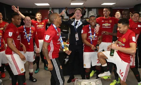 Dàn sao Man United 'náo loạn' phòng thay đồ