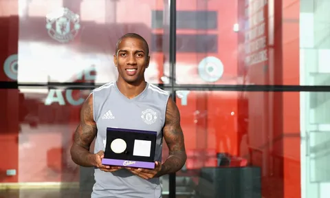 Dàn sao Premier League rạng rỡ khoe 'kỷ niệm chương' đầu năm