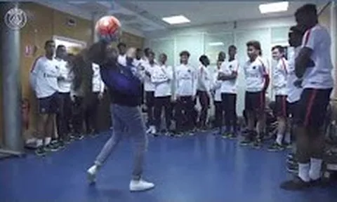 Dàn sao PSG 'đứng hình' trước tài chơi bóng của một cô gái