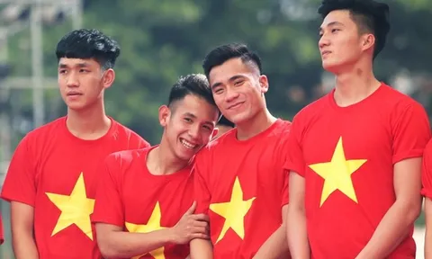 Dàn sao U23 Việt Nam tươi tắn trên lễ đài, chau mày dưới ghế đại biểu
