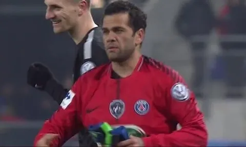 Dani Alves bắt thủ môn cho PSG