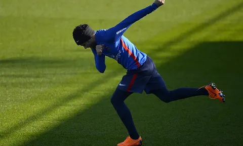 Dani Alves thể hiện tài "vũ đạo" trên sân tập PSG