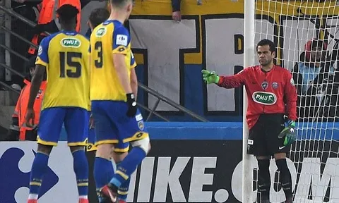 Dani Alves xỏ găng bất đắc dĩ, chỉ đạo như thủ môn 'thứ thiệt'