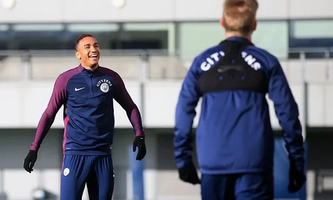 Danilo cười thả ga trên sân tập, chờ Pep bố trí đá chính