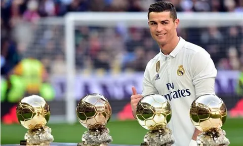 Đầu năm 2017, Ronaldo mang ra sân khoe cả 4 QBV