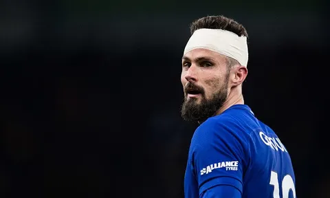 Đầu quấn băng, Giroud vẫn cháy hết mình với màu áo xanh