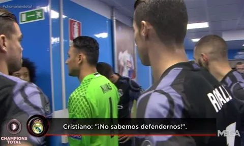 Để Napoli ghi bàn, Ronaldo nổi điên với các đồng đội trong đường hầm