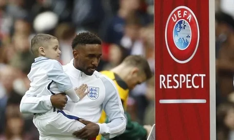 Defoe ghi điểm với các CĐV Anh sau nghĩa cử cao đẹp
