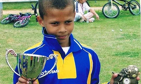 Dele Alli: Cha bỏ rơi, mẹ nghiện rượu và hành trình ngôi sao