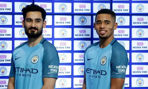 Đến cả tay áo, Man City cũng đã được tài trợ