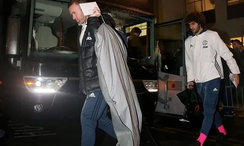 Đến London lúc đêm tối, dàn sao Man United vẫn được đón chào