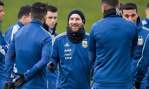 Đến Manchester, Messi cười rạng rỡ