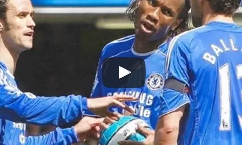 Didier Drogba tranh đá penalty với Michael Ballack vs Man United