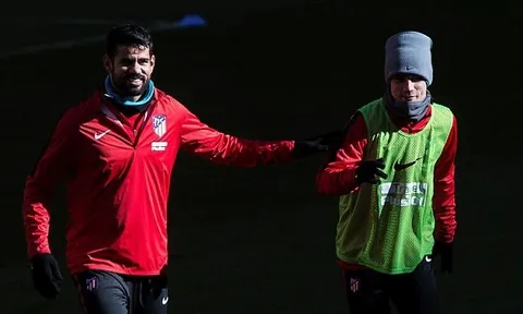 Diego Costa chọc cười Griezmann trên sân tập Atletico Madrid