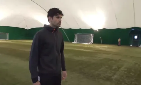 Diego Costa dứt điểm ngon lành trong thử thách với máy