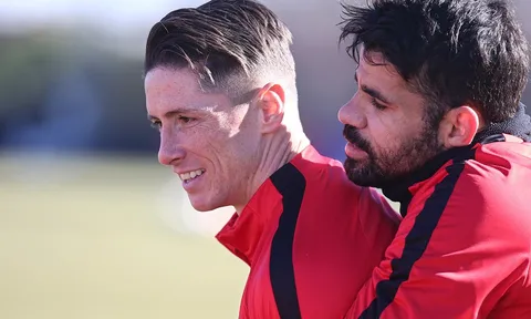 Diego Costa "tình tứ" với Fernando Torres trên sân tập