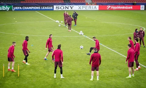 Diego Simeone xỏ giày ra sân tập cùng các học trò
