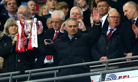 Điểm tin sáng 27/02: Mourinho san bằng kỉ lục của Sir Alex, Depay lập cú đúp cho Lyon
