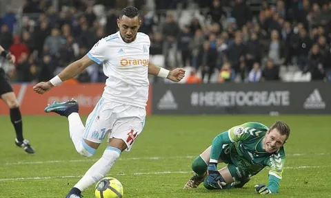 Payet khiến thủ môn đối phương chấn thương vì pha đi bóng đẳng cấp