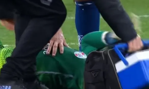 Dimitri Payet quá khéo, vừa ghi bàn vừa khiến thủ môn chấn thương