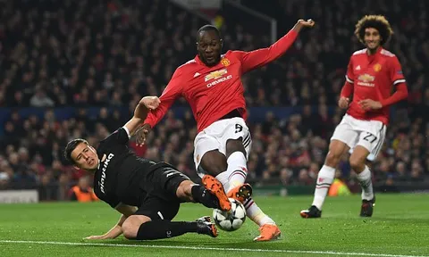 Lukaku lên án đồng đội và thừa nhận MU xứng đáng bị loại
