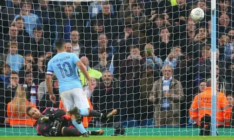 Đội bóng nào được hưởng penalty nhiều nhất Premier League mùa này?