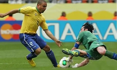 Đối đầu kinh điển: Ronaldo de Lima vs Buffon