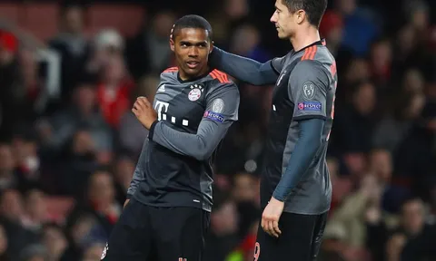 Đòi tăng lương, Douglas Costa bị chủ tịch 'mắng'