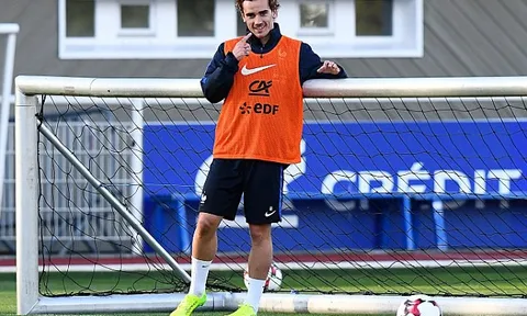 Đồng đội căng sức tập luyện, Griezmann vô tư tạo dáng chụp ảnh