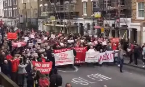 Dòng người biểu tình đòi Wenger ra đi