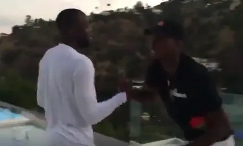 Động tác bắt tay bí mật giữa Lukaku và Pogba