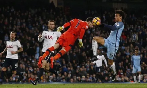 Được biếu không hai bàn, Man City vẫn bị Gà trống cầm hòa