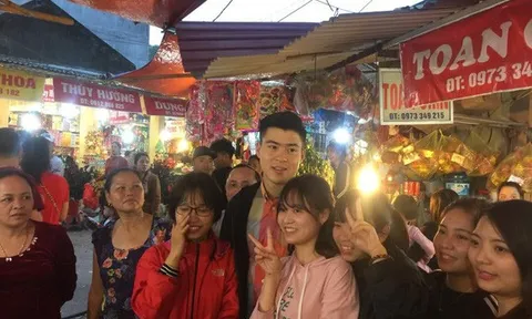 Đội phó U23 Duy Mạnh được người hâm mộ vây quanh khi đến đền Bà Chúa Kho