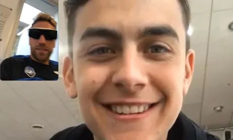 Dybala giơ ngón tay thối trêu chọc đàn anh đồng hương