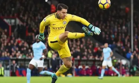 Thủ môn Man City tuyên bố sẵn sàng đá tiền vệ nếu Pep Guardiola cần