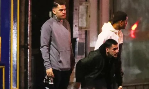 Ederson 'tút' lại vẻ điển trai trước đại chiến Liverpool