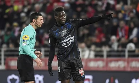 Balotelli bị phạt vì yêu cầu CĐV dừng phân biệt chủng tộc