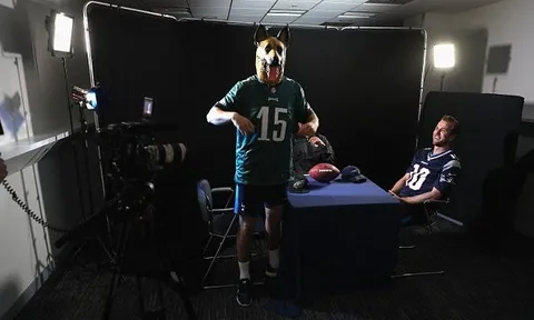 Eric Dier hóa... "chó" trước trận Super Bowl