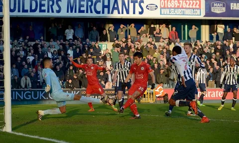 Leicester bị đá khỏi FA Cup bởi 10 người của CLB hạng ba