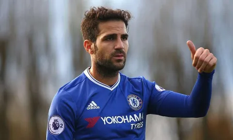 Fabregas 'nhắc nhở' Courtois về vị trí của mình tại Chelsea