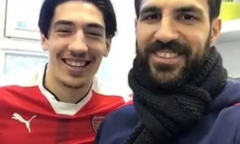 Fabregas vui vẻ bên sao Arsenal trước thềm đại chiến của hai đội