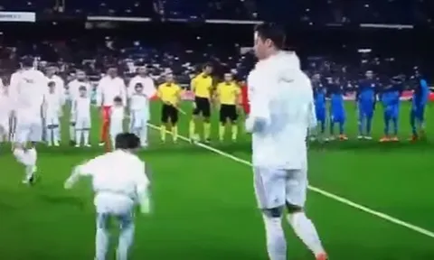 Fan cuồng hí hửng khi được Ronaldo dắt ra sân