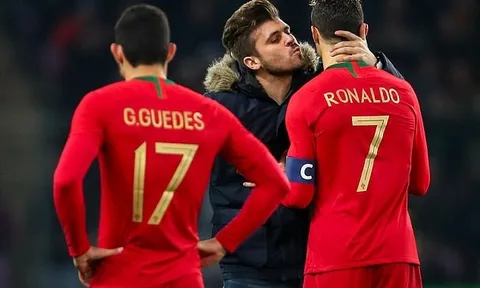 Fan cuồng vào sân 'âu yếm' Cristiano Ronaldo