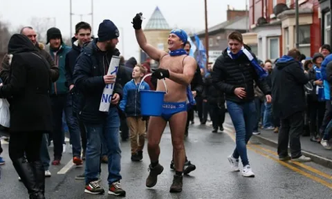 Fan Everton 'cởi tất' trước SVĐ chờ tiếp đón Man City
