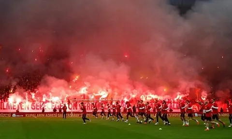 Fan Fenerbahce chơi sang, đốt pháo sáng cổ vũ đội nhà tập luyện