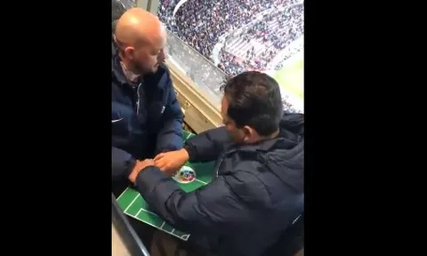 Fan khiếm thính theo dõi Barcelona thi đấu thế nào?