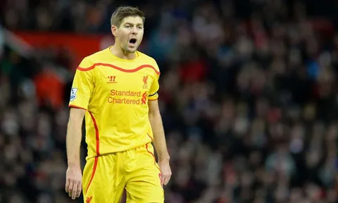Fan Liverppool 'sôi máu' khi tên Gerrard xuất hiện tại Old Trafford