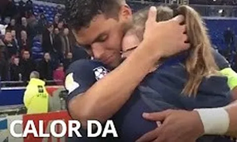 Fan nữ 'chết mê' với hành động chuẩn soái ca của Thiago Silva
