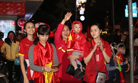 Fan nữ Hà Thành đầu trần ăn mừng chiến tích U23 Việt Nam